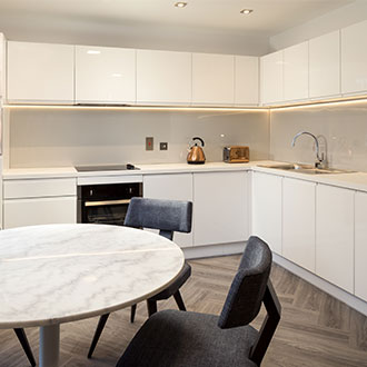 Roomzzz Aparthotel - kitchen area - ideal for family holidays